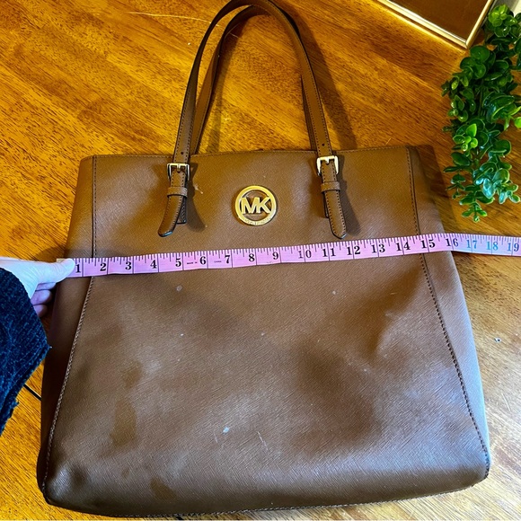 Michael Kors Tan Saffiano Leather Shoulder Bag - Picture 4 of 10